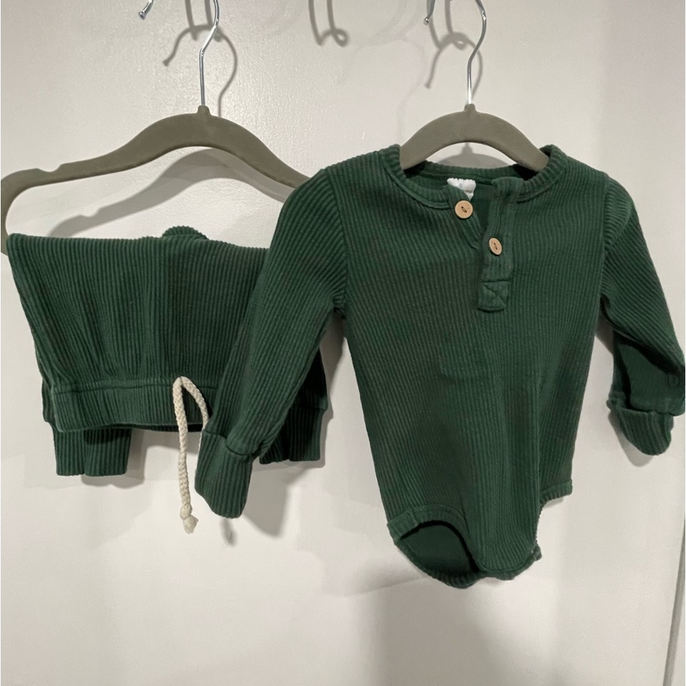 Little One Shop 2 piece ribbed set. Hunter green.
